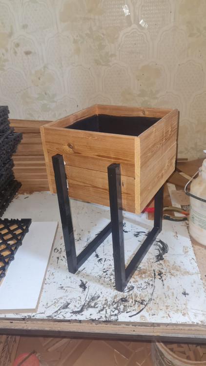 تولیدی گلدان پایه دار